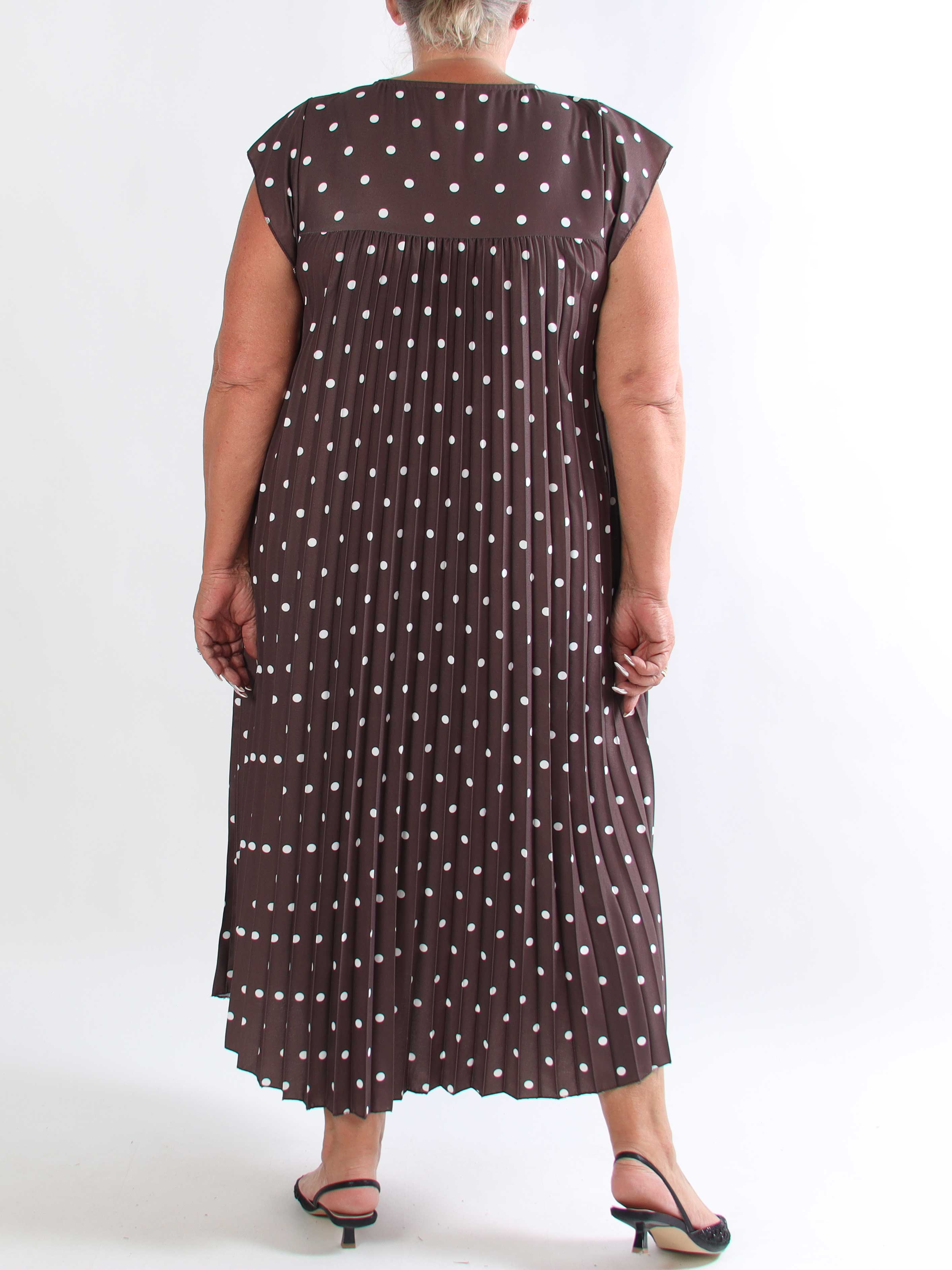 Nancy Dot - Lang plisseret plus size kjole med prikker og lommer